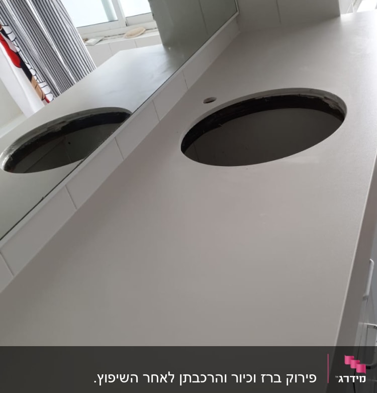 חורים לשני כיורים בשיש בחדר אמבטיה